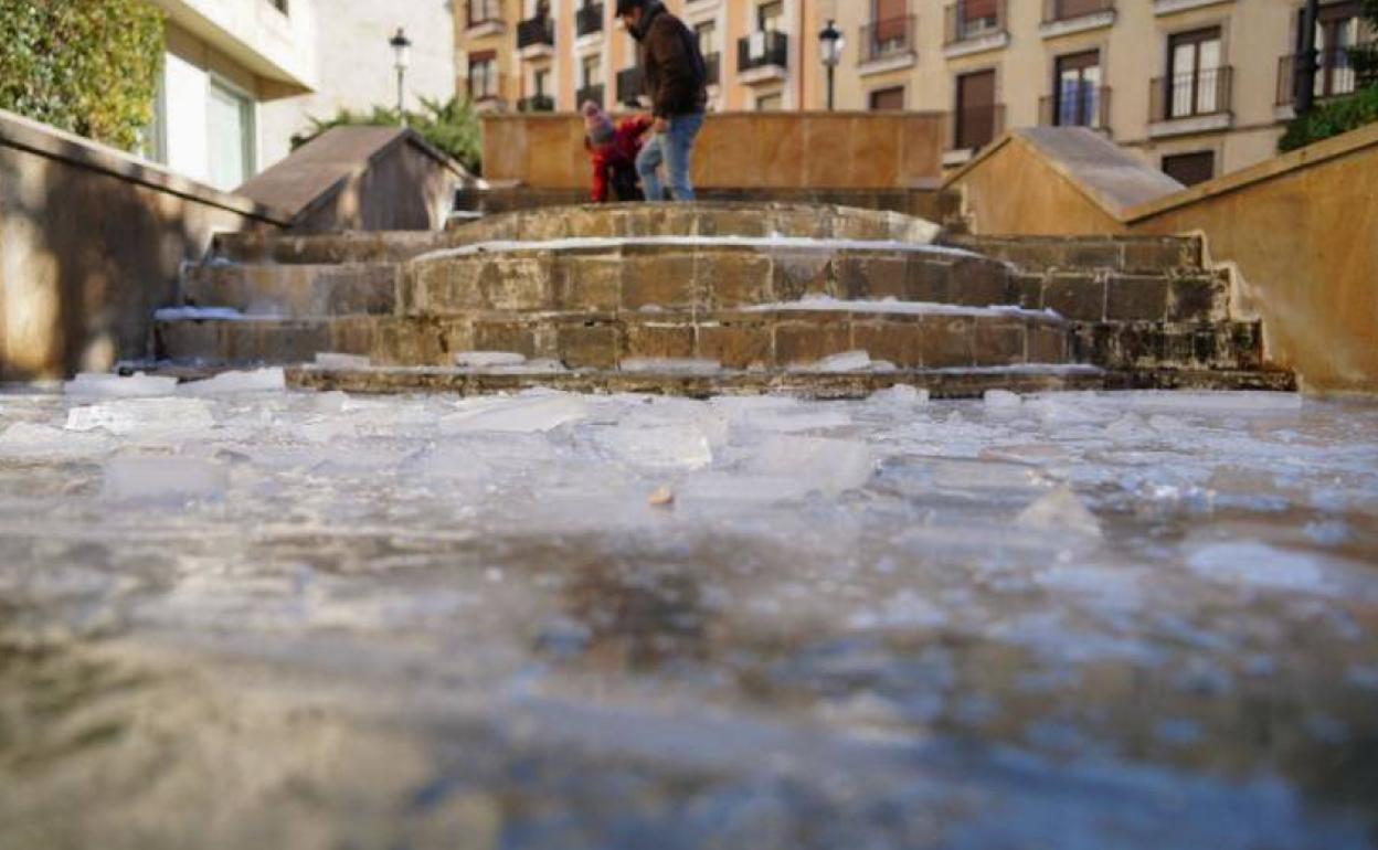 Imagen de archivo de una calle salmantina cubierta de hielo y nieve. 