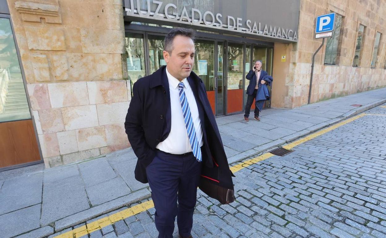 El abogado de los demandantes, a la puerta del juzgado.