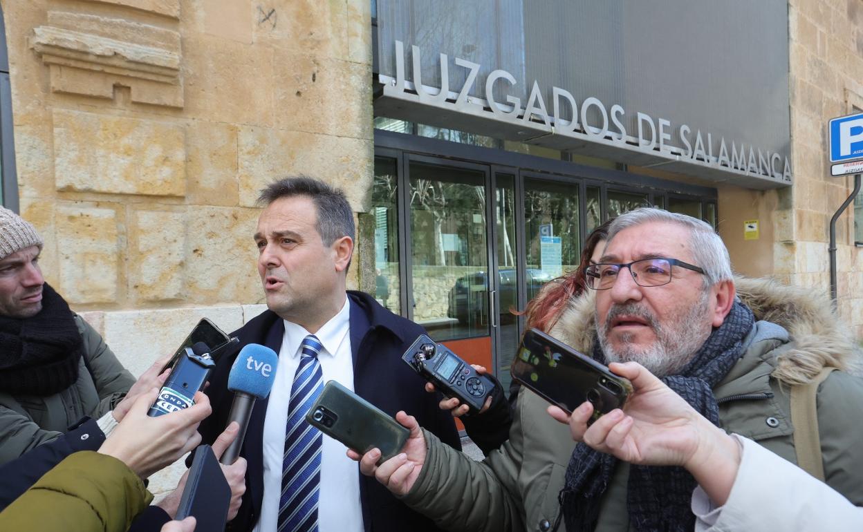 El abogado de los 13 afiliados demandantes atiende a los medios a las puertas de los juzgados.