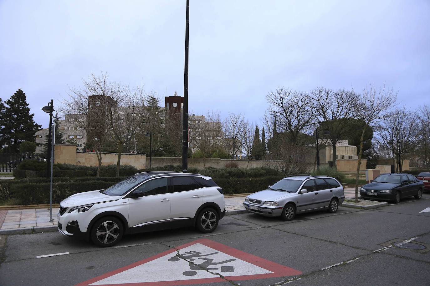 Fotos: Y seguimos en las mismas... El Zurguén y el Teso, su edificio inacabado, y mucho más