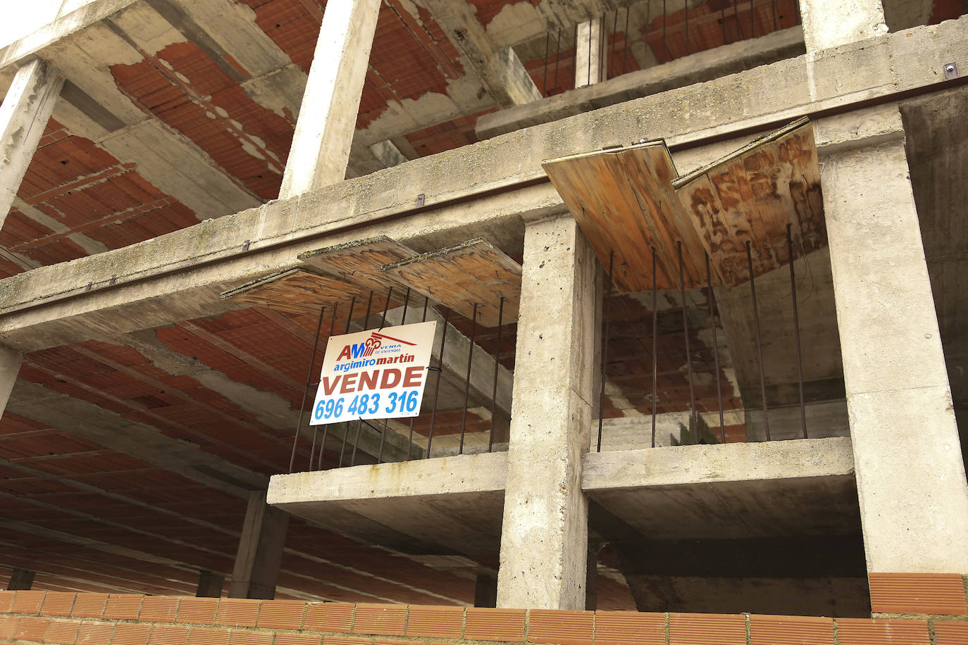 Fotos: Y seguimos en las mismas... El Zurguén y el Teso, su edificio inacabado, y mucho más