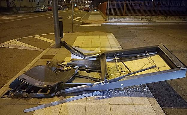 Choca contra una marquesina en pleno barrio de San José y la destroza