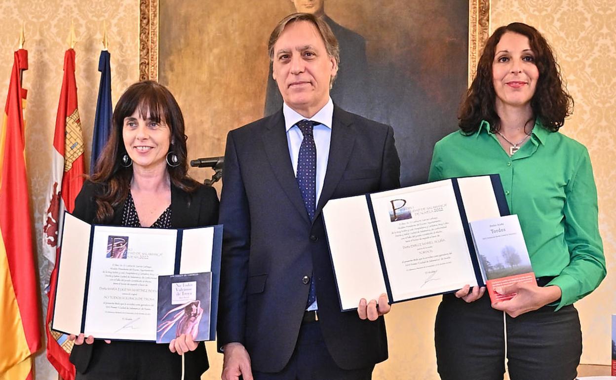 El alcalde Carlos García Carbayo con las galardonadas en 2022.