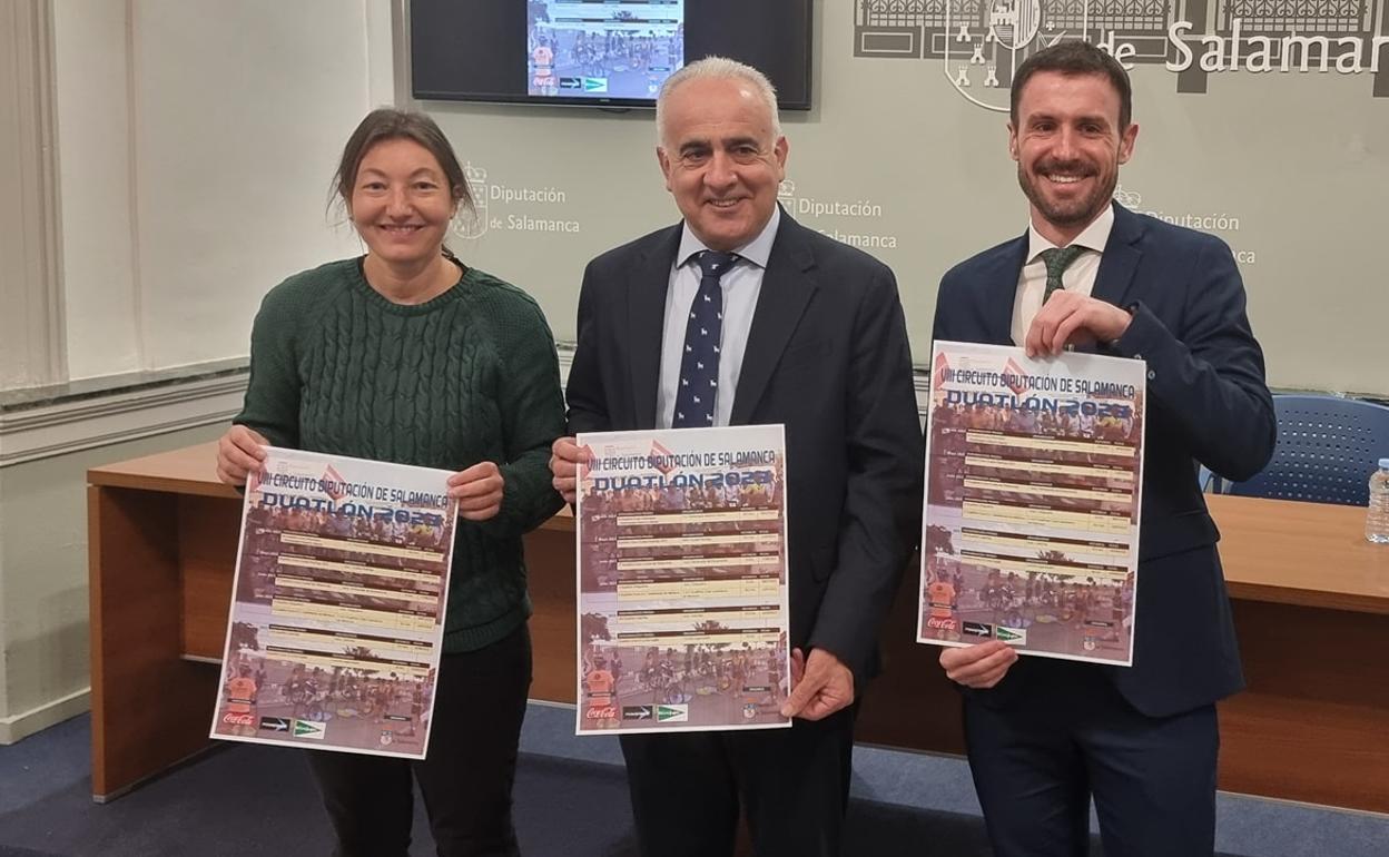 El diputado Jesús María Ortiz, junto a representantes de Orycronsport y El Corte Inglés de Salamanca. 