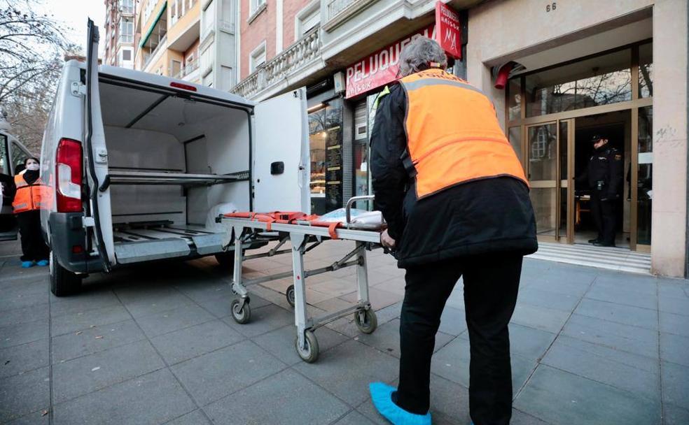 Los servicios forenses, en el número 66 del paseo de Zorrilla este lunes. 