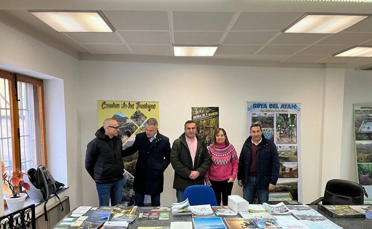 Eloy Ruiz, junto al alcalde de San Esteban de la Sierra,, Antonio Labrador, y parte de la Corporación. 