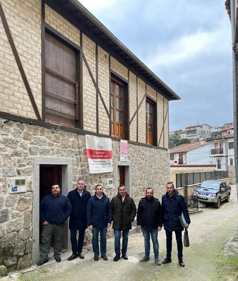 Durante la visita a la vivienda rehabilitada. 