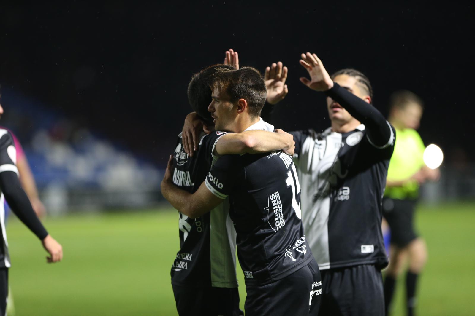 Tropi, a la derecha con el 15 a la espalda, celebra un gol de Unionistas. 