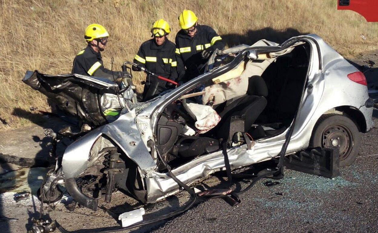 Foto de archivo de un accidente en Nava de Béjar en 2017 en el que resultó fallecido un varón.