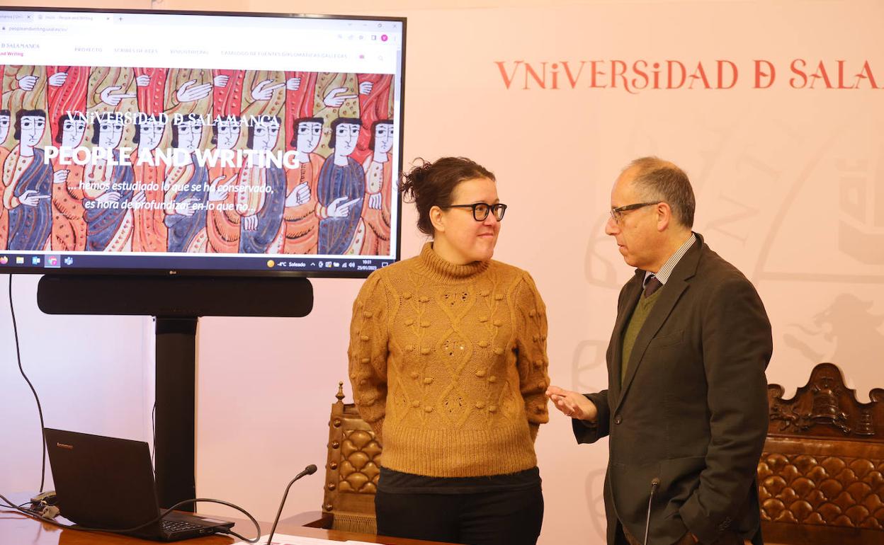 Ainoa Castro conversa con el vicerrector José Miguel Mateos Roco. 