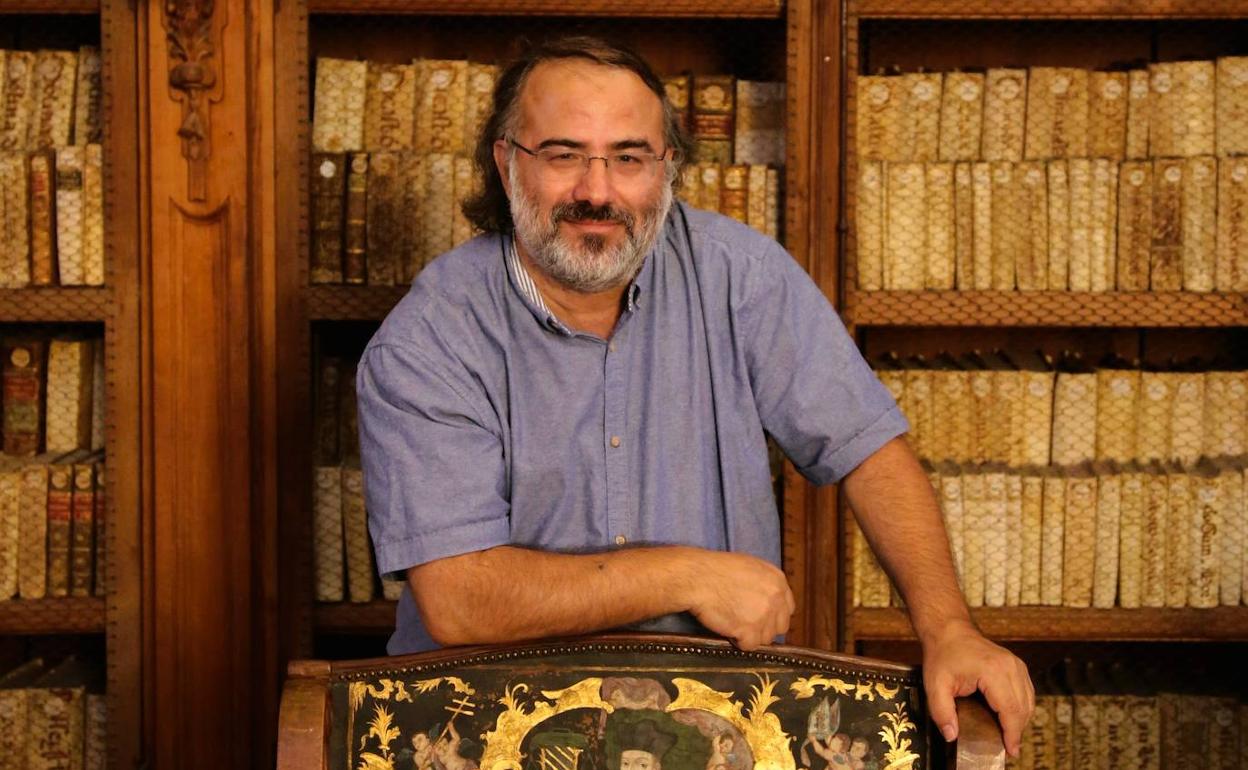Alfredo Pérez Alencart en la biblioteca histórica de la USAL.