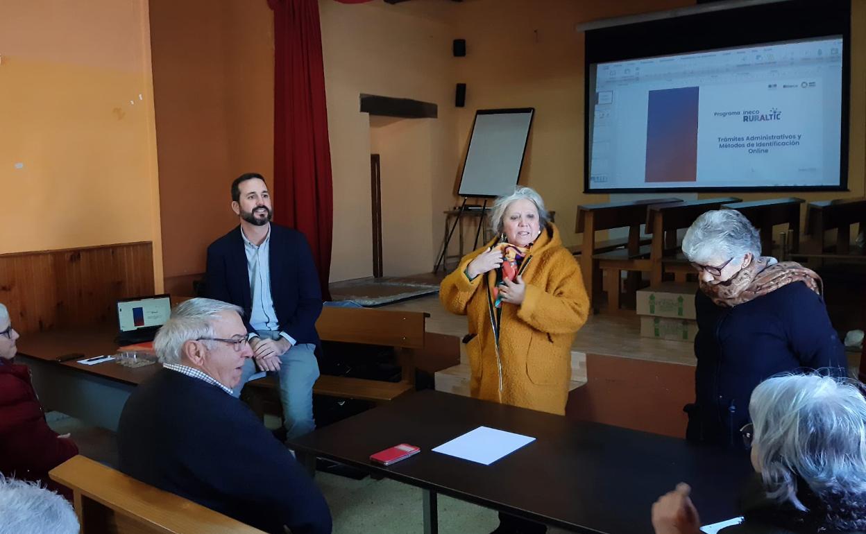 La subdelegada del Gobierno en Salamanca, Encarnación Pérez, en Aldea del Obispo. 