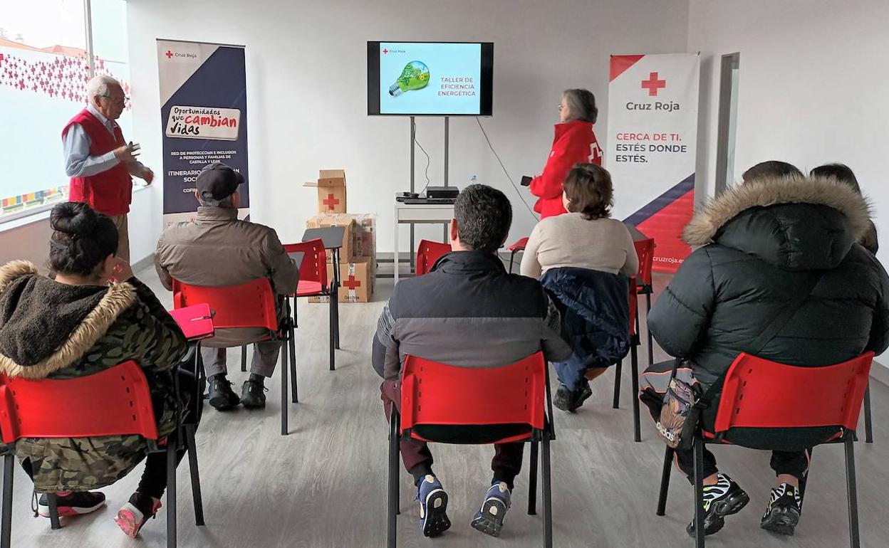 Una de las sesiones del taller sobre eficiencia energética de Cruz Roja Salamanca.