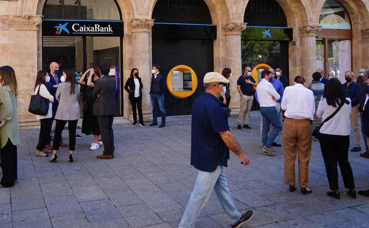Varios ciudadanos conversan en una céntrica calle salmantina. 