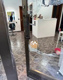 Imagen secundaria 2 - Daños sufridos por la peluquería