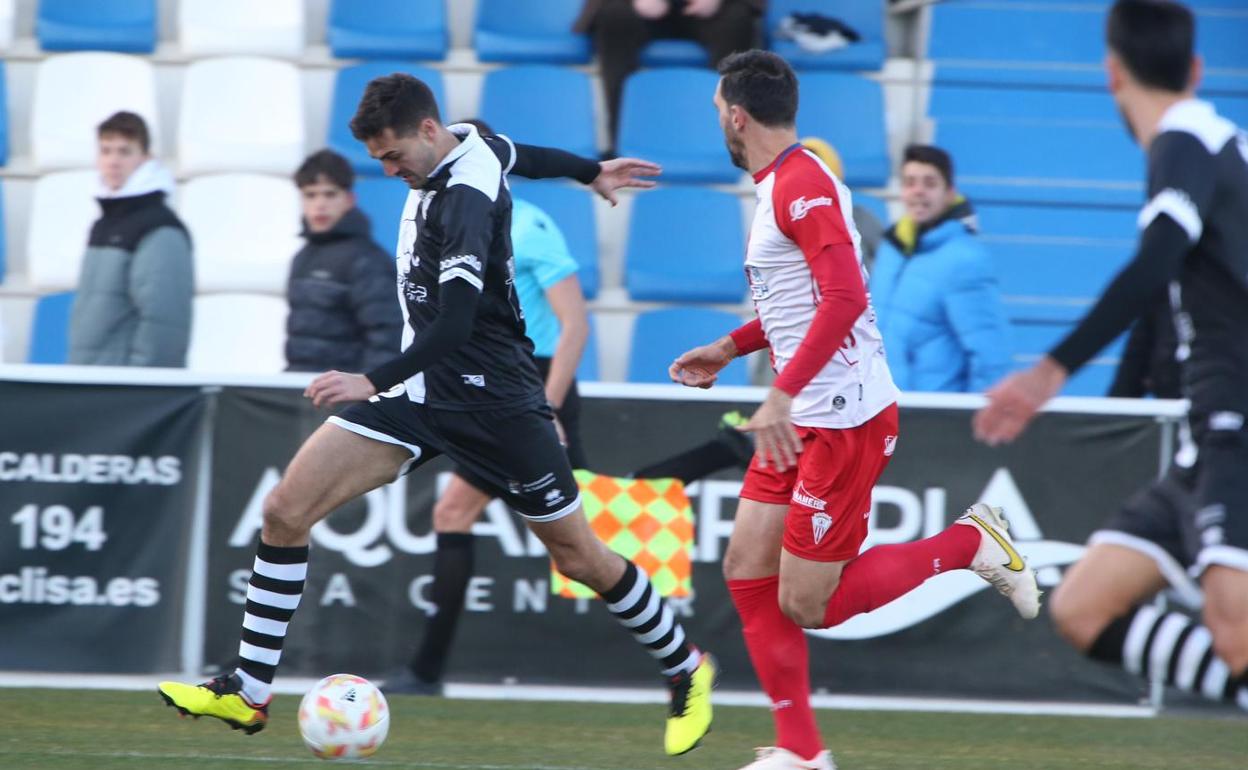 De Miguel conduce el balón en el último choque en el Reina Sofía. 