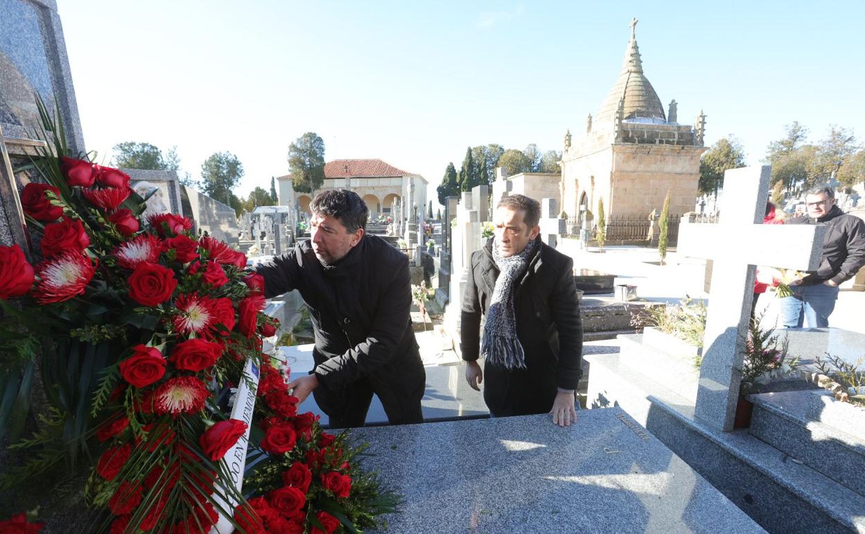 José Antonio Gallego coloca una corona de flores junto a Vicente Adnrés.