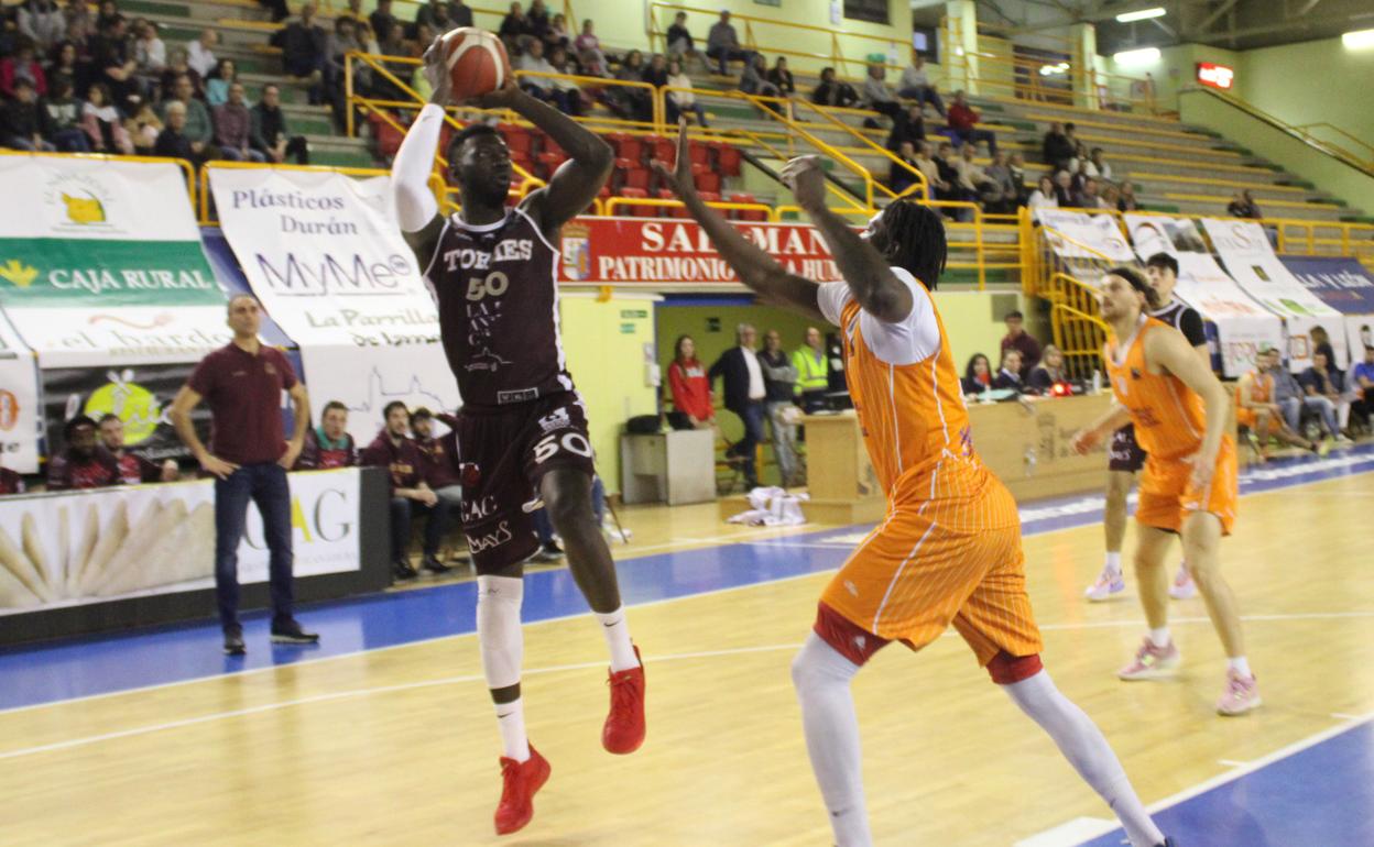 El pívot Wally Niang realizando un tiro en el partido contra el Melilla.