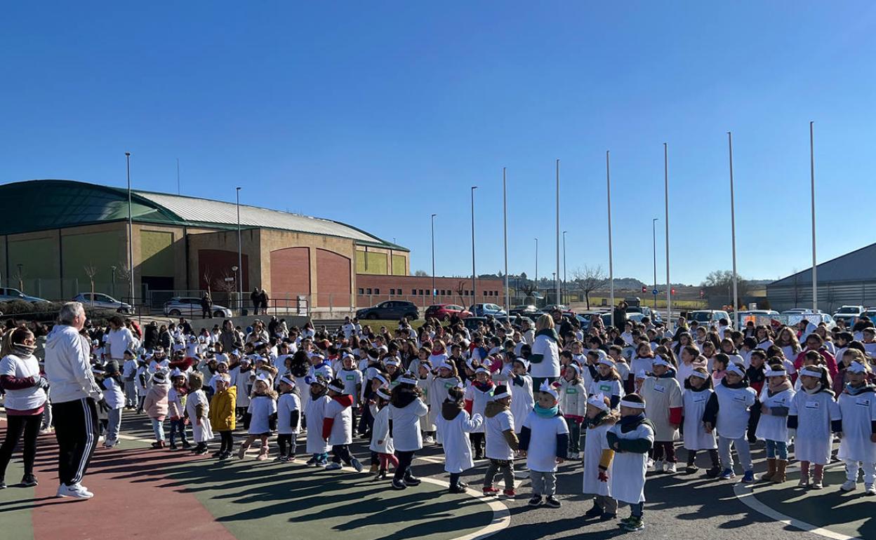 Escolares y profesores, todos de blanco, celebran el Día de la Paz en Carbajosa. 