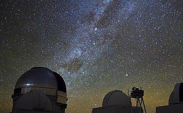 Vista del espacio cerca de la Cámara de Energía Oscura, en Chile.