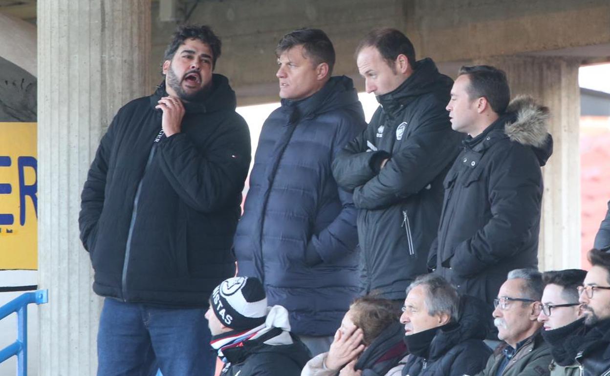 Toni García, en la grada del Reina Sofía junto al presidente Sandoval. 