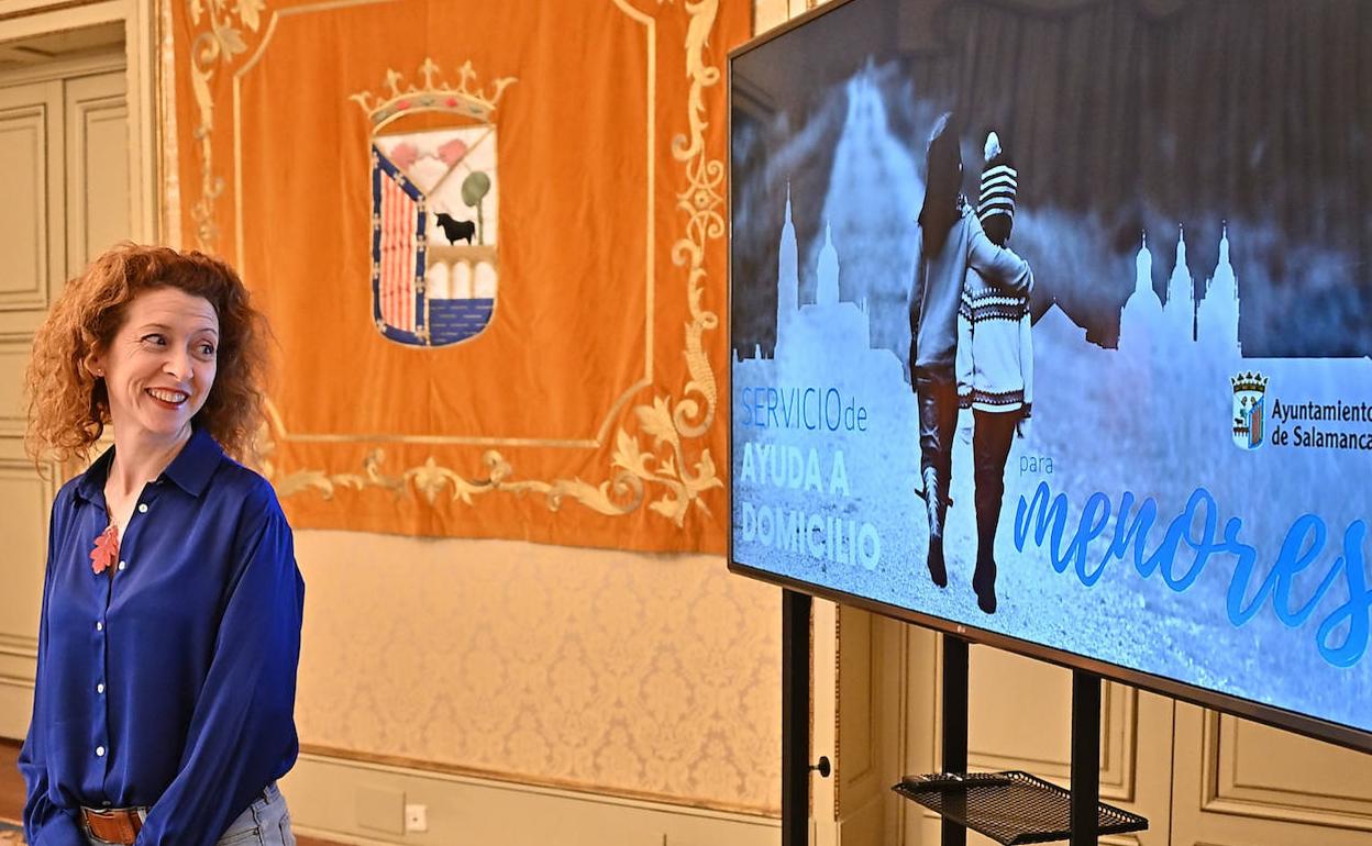 La teniente alcalde Ana Suárez junto al cartel de presentación de la iniciativa.