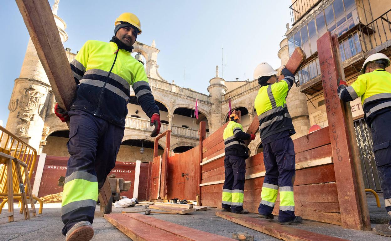 Los operarios montan la plaza de toros en Ciudad Rodrigo. 