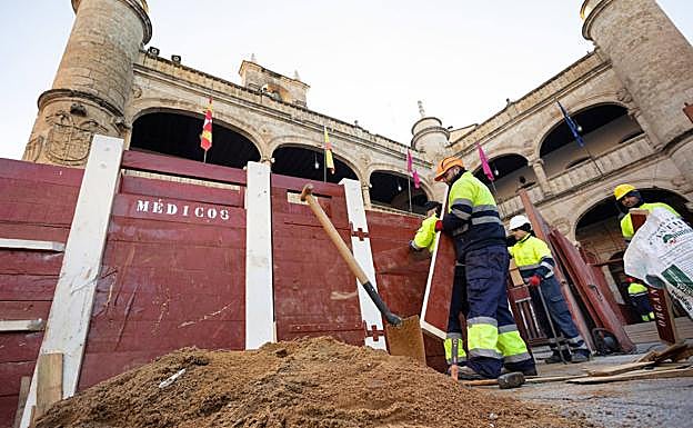 Imagen principal - Comienza el montaje de la plaza de toros de Ciudad Rodrigo para el Carnaval del Toro