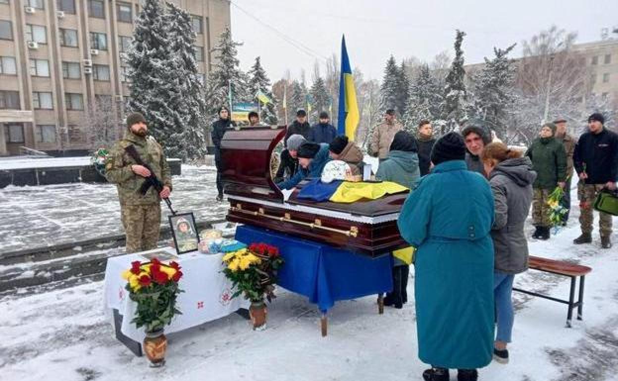 Funeral del soldado ucraniano Denys Eduardovich Cochenko, de 22 años, en Bajmut.