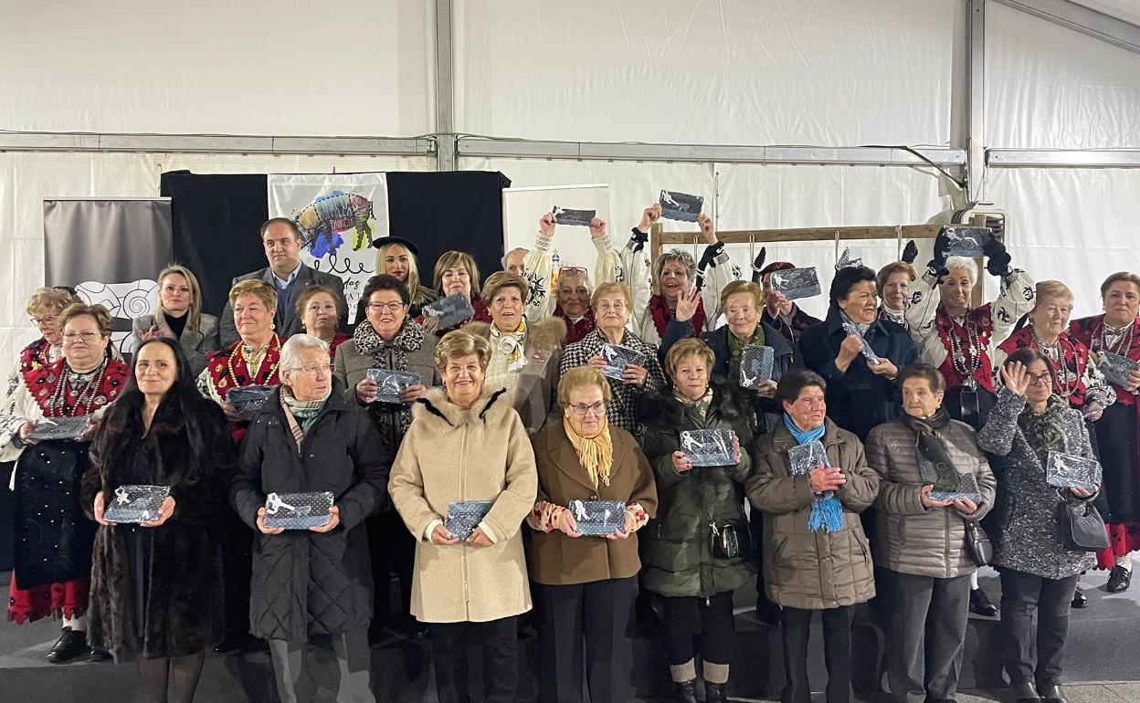 El grupo de mujeres choriceras homenajeadas en Guijuelo.