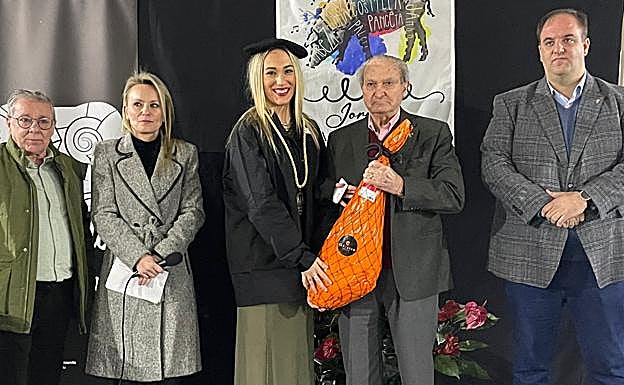 Alba Sánchez recibiendo un jamón en el pregón.