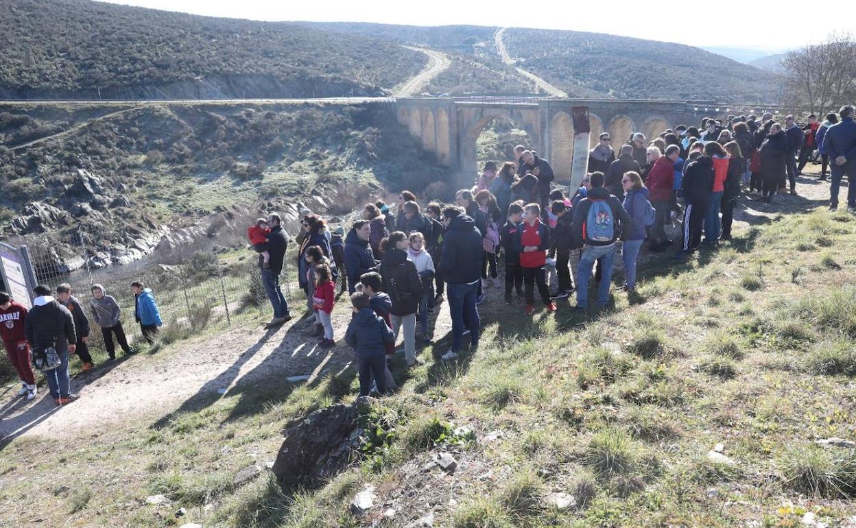 Las familias asistentes disfrutaron con los Talleres Paleolíticos al aire libre y compartieron una paella. 