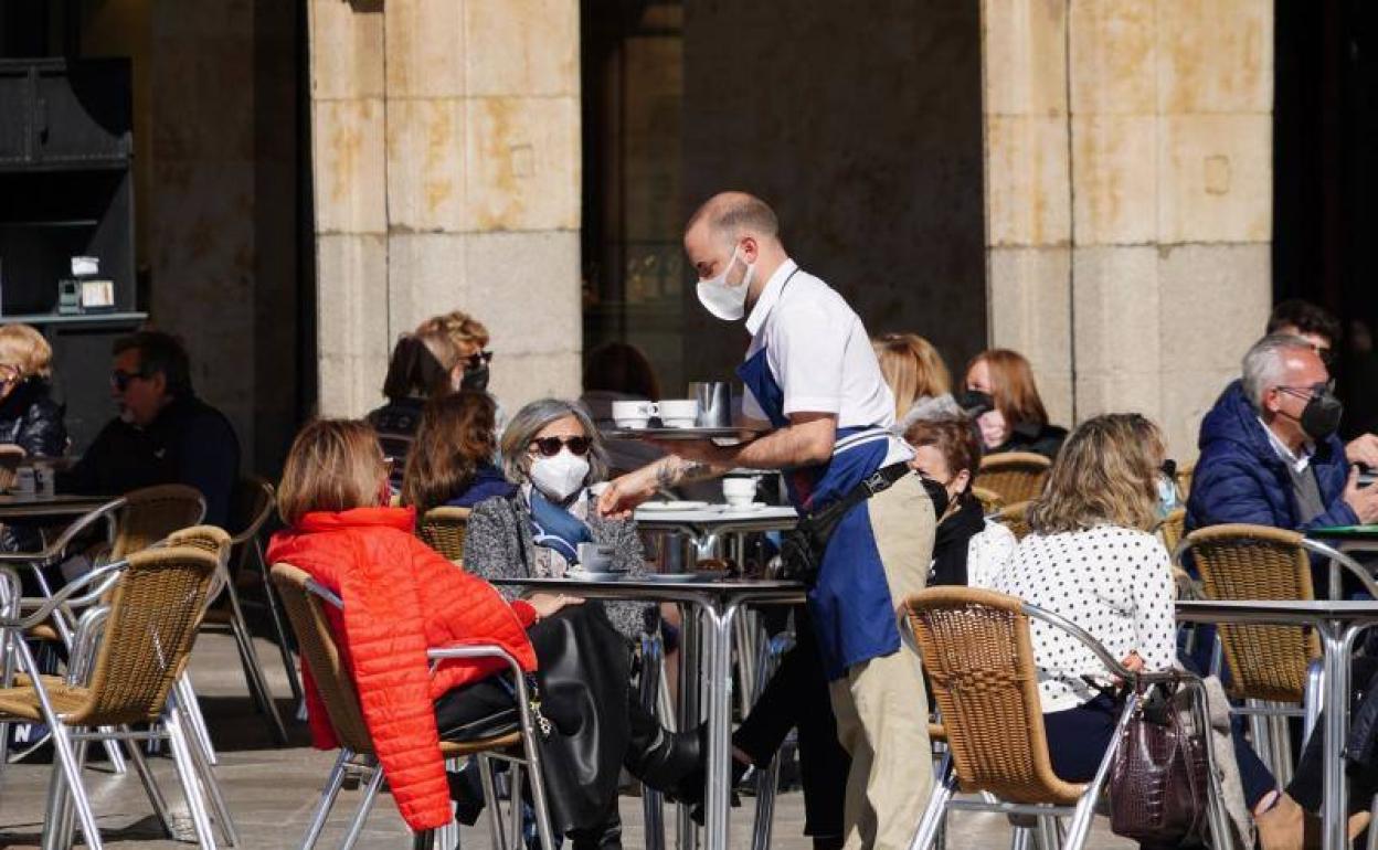 Imagen de archivo de una terraza de la Plaza Mayor de Salamanca. 