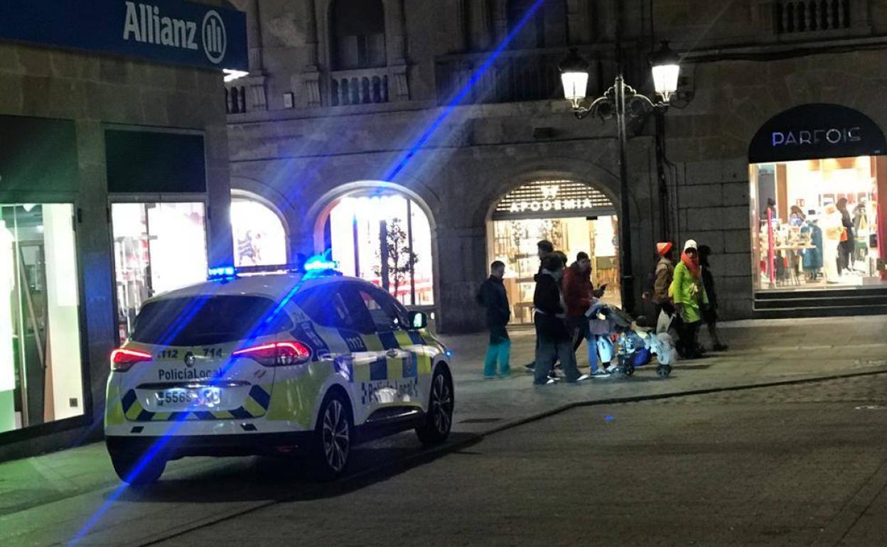 Imagen de archivo de un vehículo de la Policía Local en una calle aledaña a la calle Toro. 