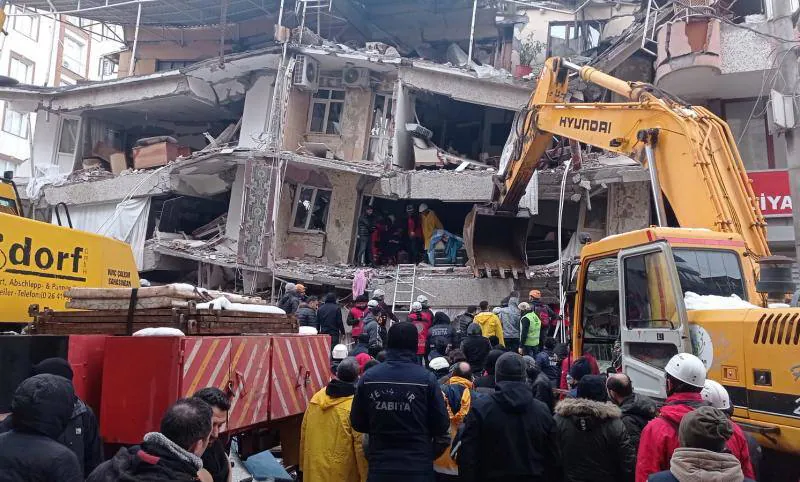 Personal de emergencia busca víctimas en un edificio derruido en Diyarbakir, al sudeste de Turquía. 