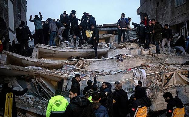 Imagen principal - Turquía y Siria buscan a miles de personas enterradas bajo los escombros