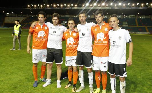 Canteranos de la UD Salamanca posan en el Helmántico tras la disputa de un derbi entre el por entonces CF Salmantino y Unionistas, los dos clubes surgidos en 2013 tras la desaparición de la UDS. 