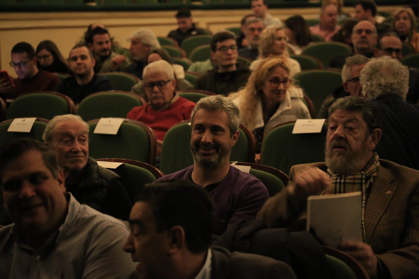 Fotos: Históricos de la UDS asisten a la presentación del libro que homenajea al club