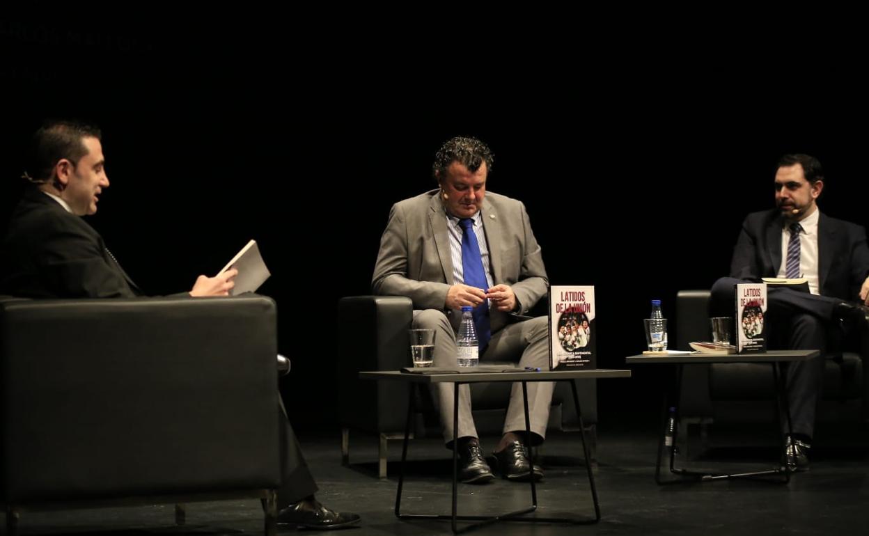 La presentación del libro en el Teatro Liceo. 