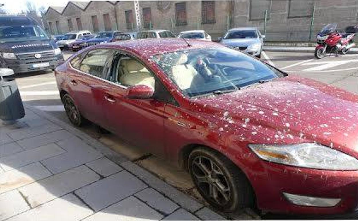 Uno de los coches afectados, con el cristal roto.