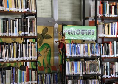 Imagen secundaria 1 - La biblioteca que reivindicó la lectura en los barrios más humildes de Salamanca cumple una década