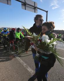 Imagen secundaria 2 - Un emocionante tributo convierte el lugar del accidente de Estela Domínguez en un altar