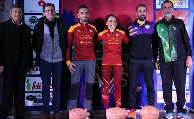 Los tres ganadores de la Liga, Manuel Vicente Tejedor, Rubén Vicente y Verónica Sánchez, durante la entrega de trofeos. . 