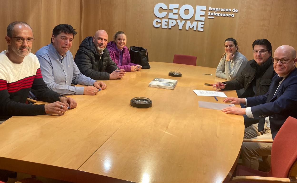 Representantes de los sindicatos y la CEOE CEPYME Salamanca-AESCARNE en la firma del convenio.