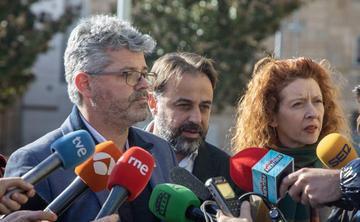 Manuel Hernández, en primer término, acompañado de Fernando Castaño y Ana Suárez. 