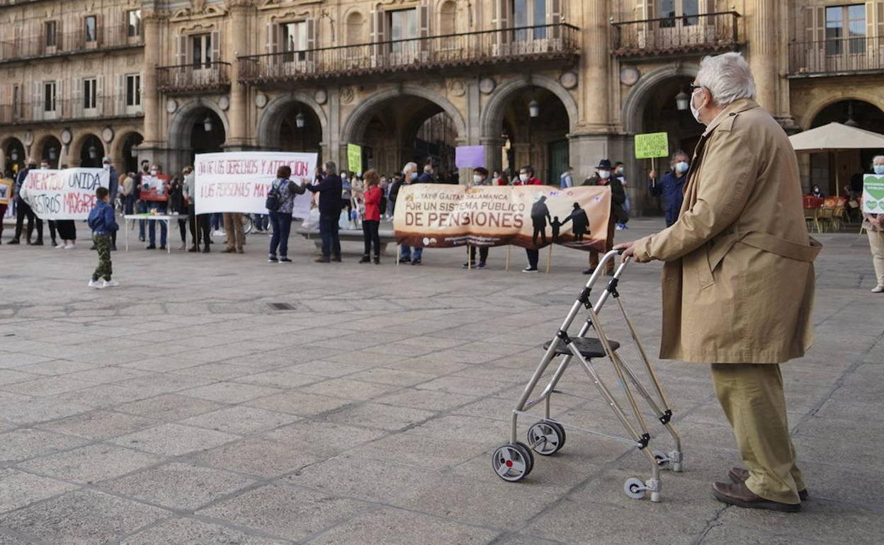 Un hombre de avanzada edad pasea por la Plaza Mayor en una imagen de archivo. 