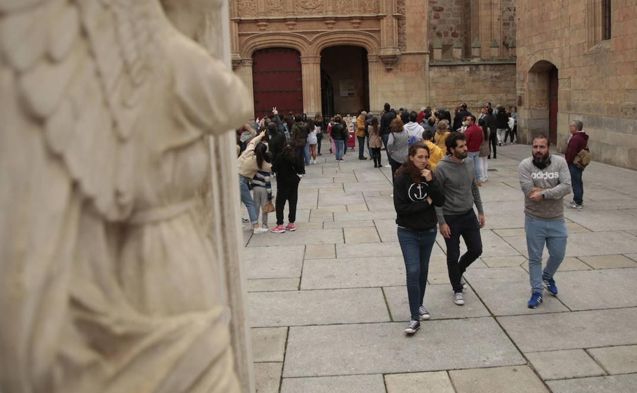 Varios jóvenes pasean cerca de la Universidad de Salamanca. 