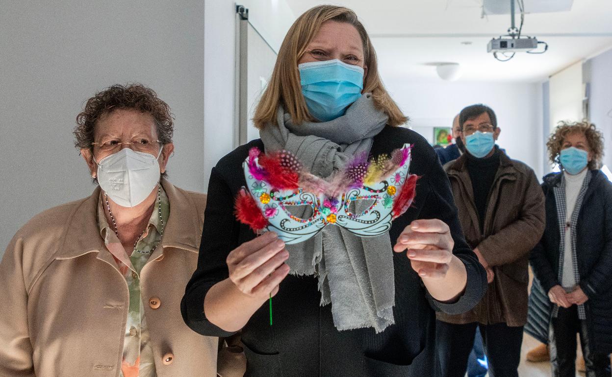 La consejera de Familia e Igualdad de Oportunidades, Isabel Blanco, visita el Centro Residencia Boni Mediero de la Asociación Alzhéimer Salamanca. En la imagen, junto a la presidenta del centro, Magdalena Hernández Mediero. 