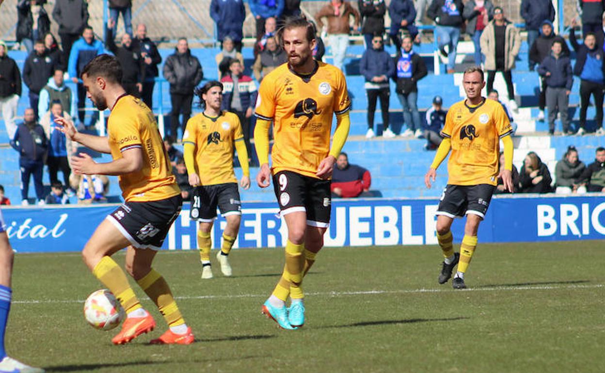 Christian Santos (9), autor de dos goles ante el Linares. 