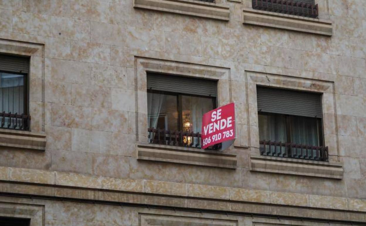 Imagen de archivo de un piso de Salamanca con un cartel de «se vende».